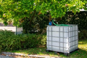 regenton 1000 liter-met-pomp-220V--in-tuinomgeving-300x200
