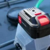 cuve-ibc-noir-avec-pompe-sur-batterie-1000L-renouvele-palette-acier-plastique-close-up-batterie.webp