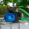 ibc-container-met-waterpomp-220V-1000L-gereinigd-pallet-metaal-of-kunststof-zijaanzicht-pomp.webp
