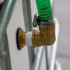 ibc-container-wit-1000L-gereinigd-palet-metaal-kunststof-detail-koppelkit02-1200x800-1.png