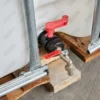 ibc-container-wit-1000L-gereinigd-pallet-hout-detail-aftap-met-adapter-en-dienstkraan.webp