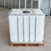 ibc-container-wit-1000L-gereinigd-pallet-hout-detail-zijaanzicht.webp