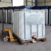 ibc-container-wit-1000L-gereinigd-pallet-hout-op-transpallet.webp