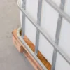 ibc-container-wit-1000L-ongereinigd-pallet-hout-detail-steunbalk-hoek.webp