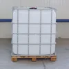 ibc-container-wit-1000L-ongereinigd-pallet-hout-detail-vooraanzicht.webp
