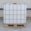 ibc-container-wit-1000L-ongereinigd-pallet-hout-detail-zijaanzicht.webp