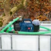 ibc-container-wit-met-pomp-accu-1000L-gereinigd-pallet-metaal-of-kunststof-vooraanzicht-met-slang.webp