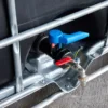ibc-container-zwart-1000L-gereinigd-pallet-metaal-of-kunststof-detail-aftap-met-adapter-en-dienstkraan.webp