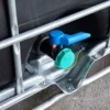 ibc-container-zwart-1000L-gereinigd-pallet-metaal-of-kunststof-detail-standaard-aftap.webp