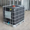 ibc-container-zwart-1000L-gereinigd-pallet-metaal-of-kunststof-detail-voor-zij-en-bovenaanzicht.webp