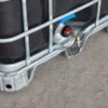 ibc-container-zwart-1000L-vernieuwd-pallet-metaal-of-kunststof-detail-aftap-met-adapter-en-dienstkraan.webp