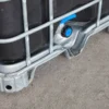 ibc-container-zwart-1000L-vernieuwd-pallet-metaal-of-kunststof-detail-standaard-aftap.webp
