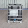 ibc-container-zwart-1000L-vernieuwd-pallet-metaal-of-kunststof-detail-voor-en-bovenaanzicht.webp