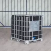 ibc-container-zwart-1000L-vernieuwd-pallet-metaal-of-kunststof-detail-voor-en-zijaanzicht.webp