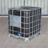 ibc-container-zwart-1000L-vernieuwd-pallet-metaal-of-kunststof-detail-voor-zij-en-bovenaanzicht.webp