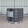 ibc-container-zwart-1000L-vernieuwd-pallet-metaal-of-kunststof-detail-zijaanzicht.webp