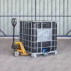ibc-container-zwart-1000L-vernieuwd-pallet-metaal-of-kunststof-op-transpallet.webp