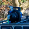 ibc-container-zwart-met-pomp-220V-1000L-vernieuwd-pallet-metaal-of-kunststof-close-up-zijaanzicht-zonder-uitgaande-slang.webp