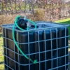 ibc-container-zwart-met-pomp-220V-1000L-vernieuwd-pallet-metaal-of-kunststof-zijaanzicht-vooraanzicht-met-uitgaande-slang.webp