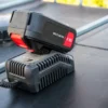 ibc-container-zwart-met-pomp-accu-1000L-vernieuwd-pallet-metaal-of-kunststof-close-up-batterij-op-lader.webp