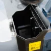 ibc-container-zwart-met-pomp-accu-1000L-vernieuwd-pallet-metaal-of-kunststof-close-up-houder-zonder-batterij.webp