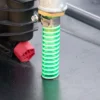 ibc-container-zwart-met-pomp-accu-1000L-vernieuwd-pallet-metaal-of-kunststof-close-up-ingaande-tule-met-slang.webp