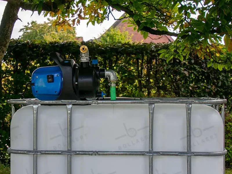 IBC-container met pomp om regenwatertank te plaatsen en regenwater makkelijk te gebruiken.