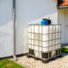 IBC container met waterpomp op metalen of kunststof pallet – praktische regenton 1000 liter