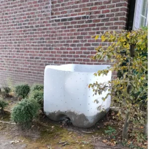 IBC container blaas van 1000 liter met gaten, hergebruikt in de tuin als compost- of bladbak
