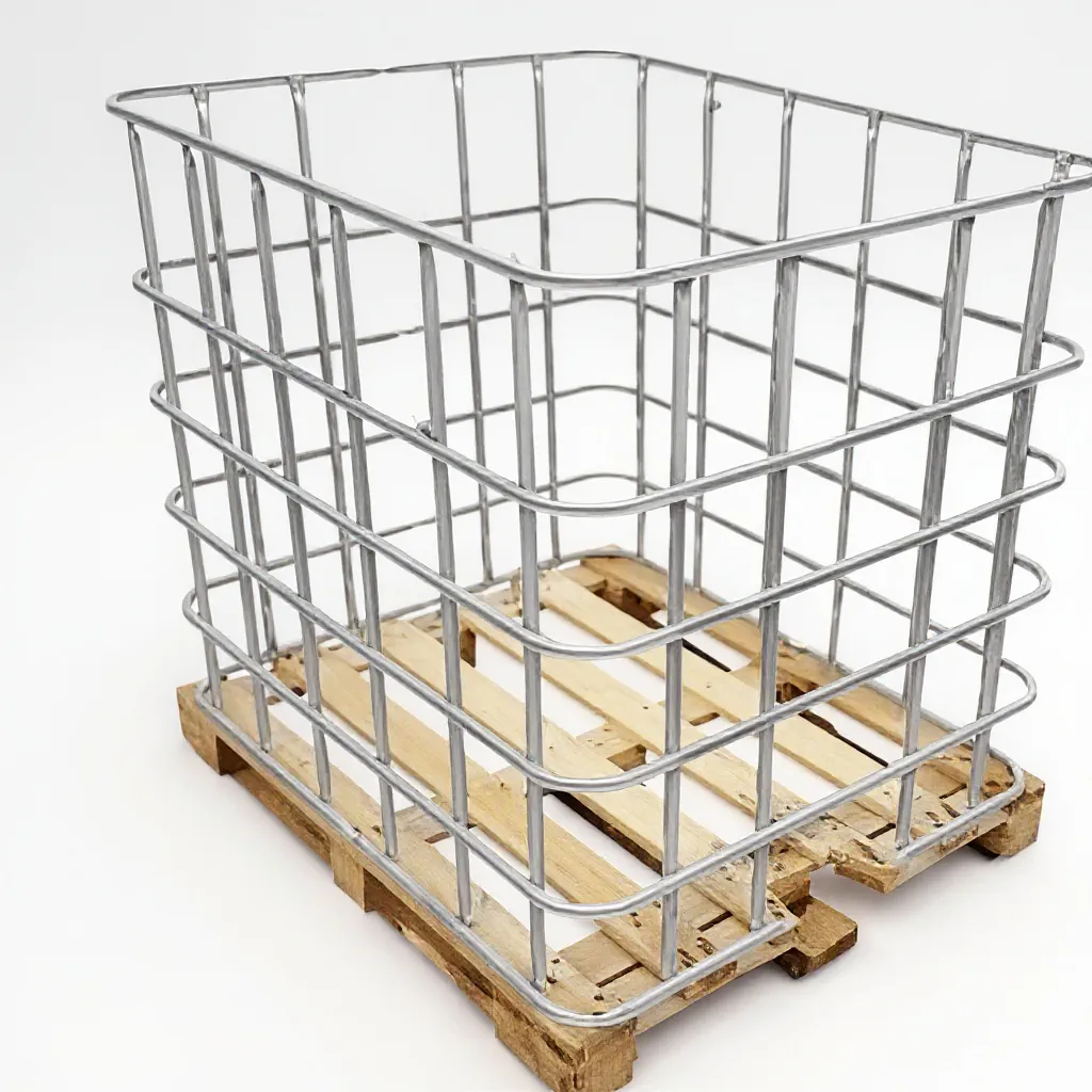 Metalen kooi van een IBC container op houten pallet, basis voor zelf een houtopslag bouwen