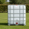 IBC container WIT op metalen of kunststof pallet – vernieuwd - op het gras